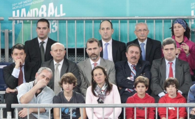 Don Felipe durante el partido junto al ministro de Educación, Cultura y Deporte, el presidente de la Comunidad de Madrid, el presidente del Consejo Su